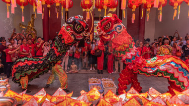 oameni decorati pe strazi pentru anul nou lunar in asia