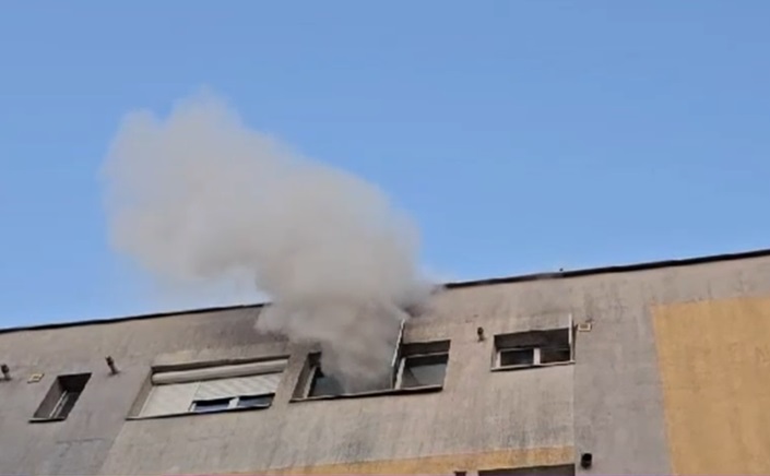 Incendiu într-un bloc din Slatina: 12 persoane au fost evacuate. Pompierii au intervenit cu mai multe autospeciale