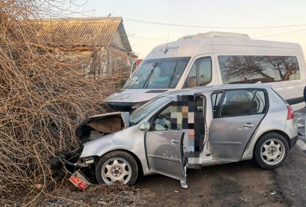 Accident rutier în Tulcea: Opt persoane au fost rănite după ce o maşină a intrat pe contrasens și a lovit un microbuz