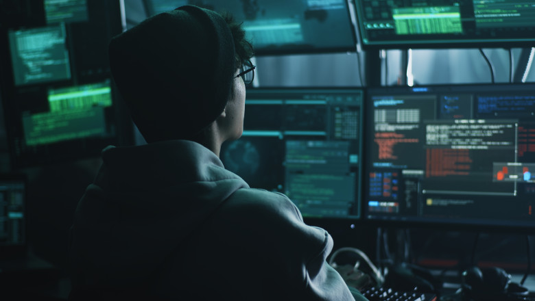 Un adolescent de 15 ani din Italia a reuşit să pătrundă în sistemele informatice ale Ministerului Educației, schimbând notele din cataloagele electronice, dar și să devieze rutele unor nave petroliere din Marea Mediterană