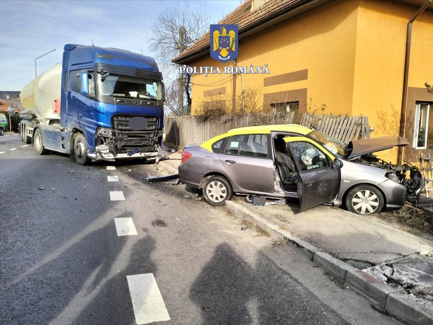Un șofer în vârstă de 86 de ani a murit după ce mașina pe care o conducea s-a izbit de o autocisternă, pe Valea Oltului