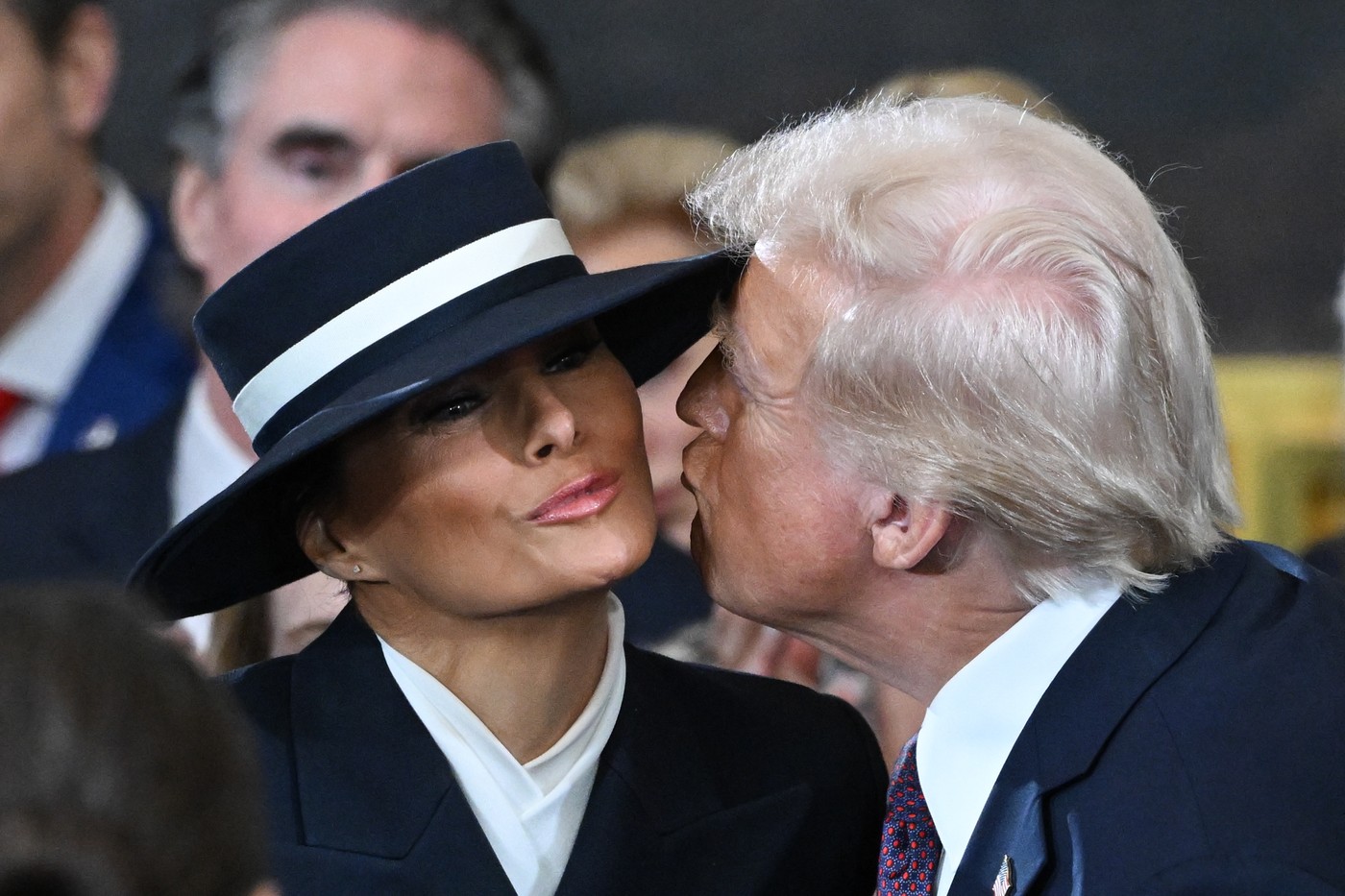 Toți ochii pe o pălărie. Ținuta doamnei Trump l-a împiedicat pe soțul proaspăt învestit președinte să-și sărute soția