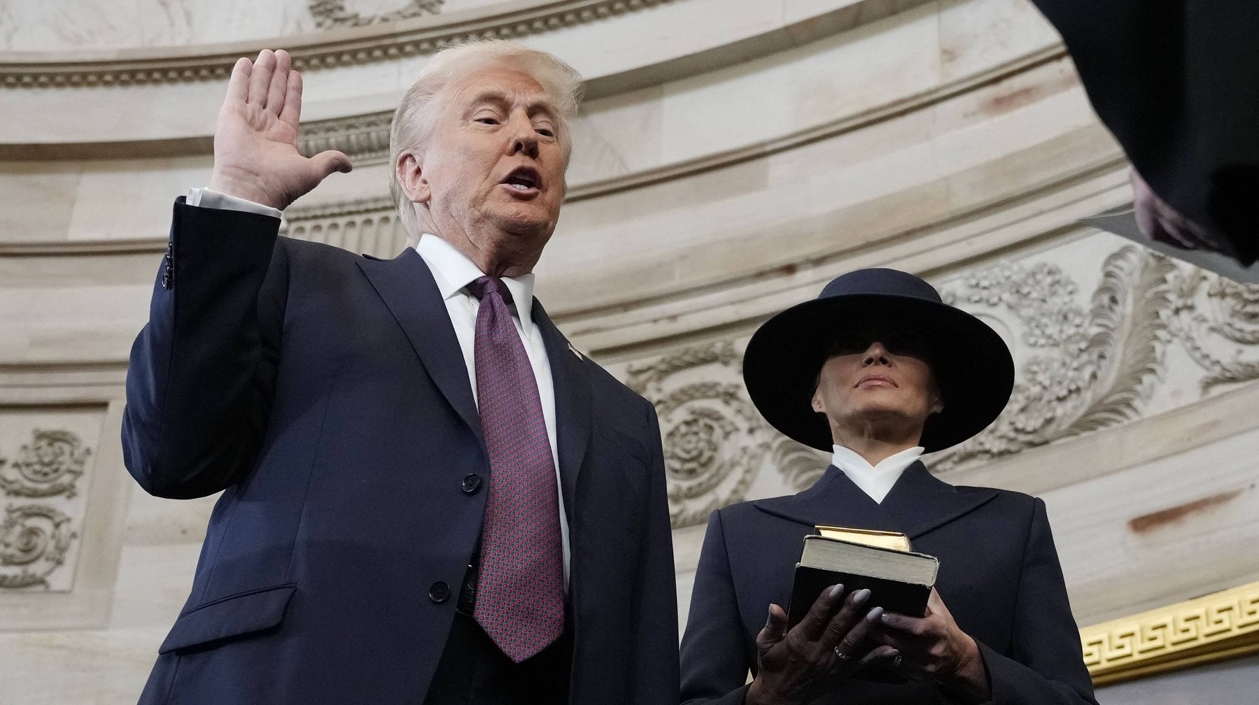 Trump a depus jurământul fără să pună mâna pe Biblie. Ce spun experții despre consecințele acestui gest