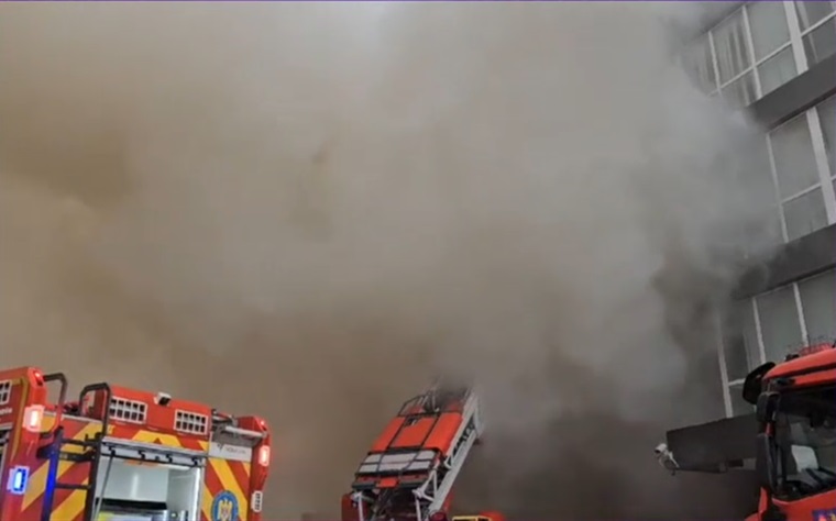 Incendiu puternic la o clădire din Slatina: arde o suprafață de 10 mii de metri pătrați. A fost emis RO-Alert