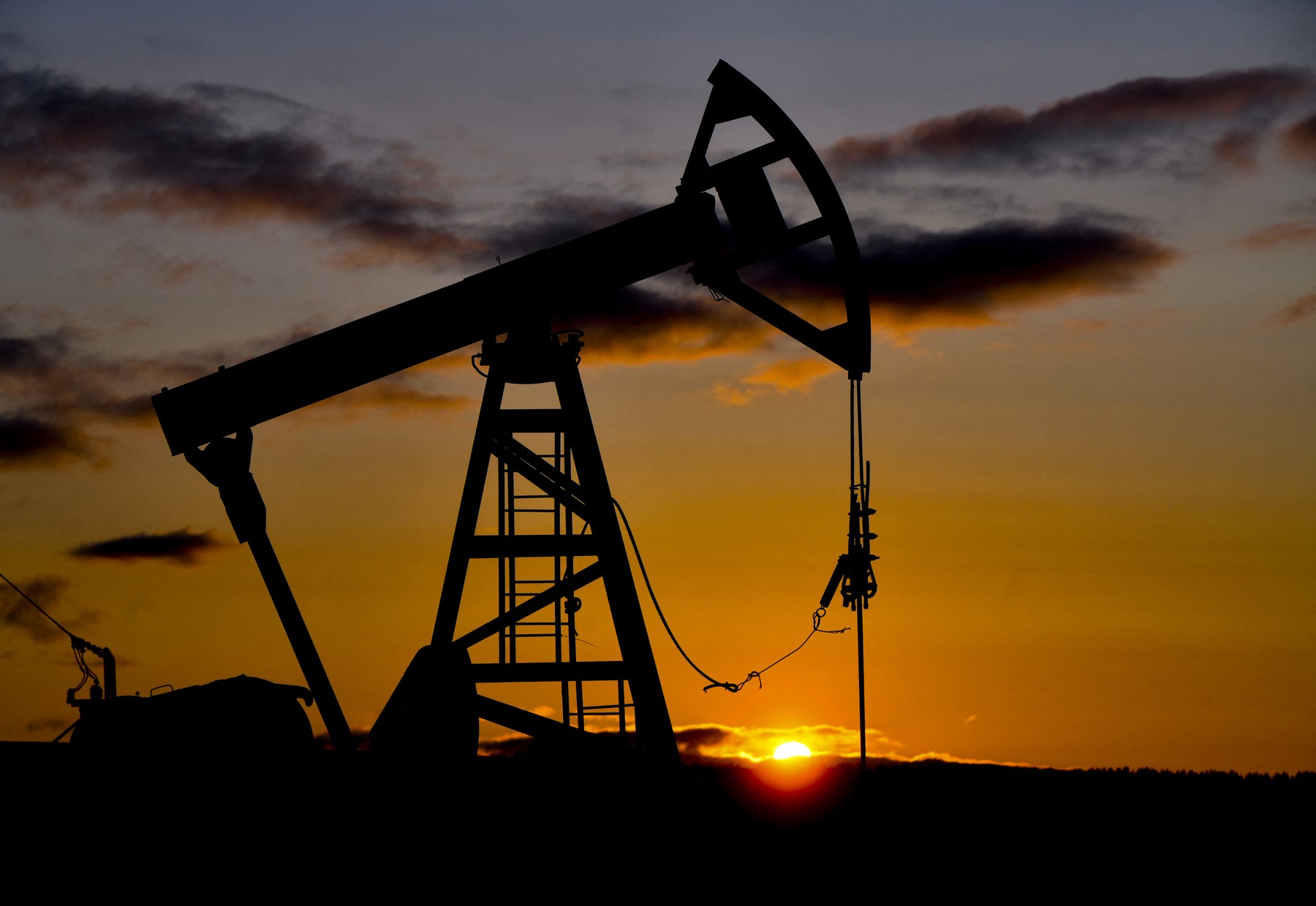 Preţurile petrolului au scăzut puternic joi, pe fondul posibilului acord nuclear dintre SUA şi Iran