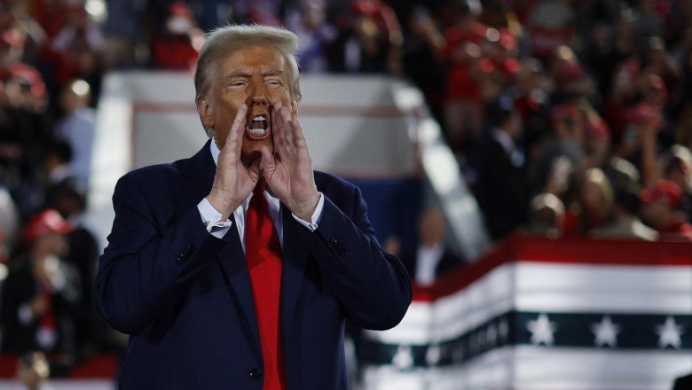 d trumo striga cu mainile la gura, la un eveniment cu public