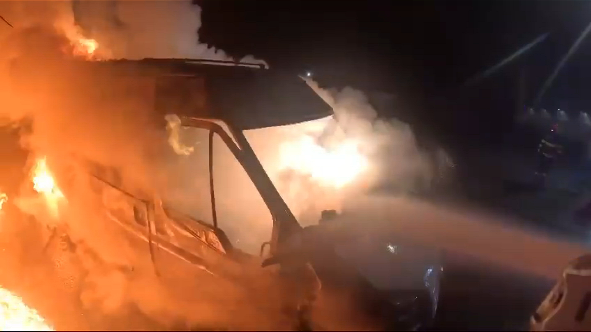 Un microbuz care transporta marfă a luat foc în mers, pe o stradă din Arad. Vehiculul a ars în întregime