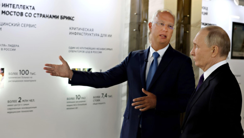 kirill Dmitriev si v putin la un targ de bunuri de consum