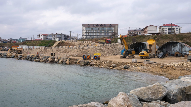 Lucrări de înnisipare la Costinești. Foto: Mircea Fechet:Facebook