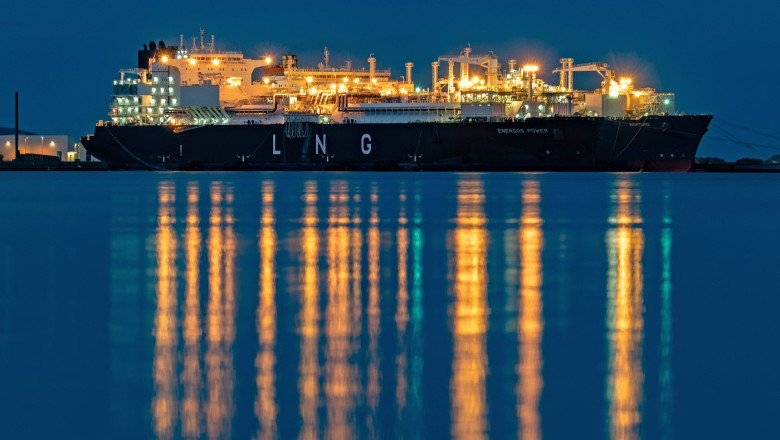 Blick auf das LNG-Spezialschiff Energos Power im Hafen von Mukran am 16.08.2024 in Sassnitz. Das umstrittene Fluessiggas