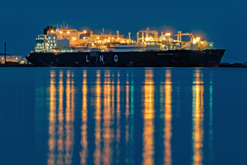 Blick auf das LNG-Spezialschiff Energos Power im Hafen von Mukran am 16.08.2024 in Sassnitz. Das umstrittene Fluessiggas