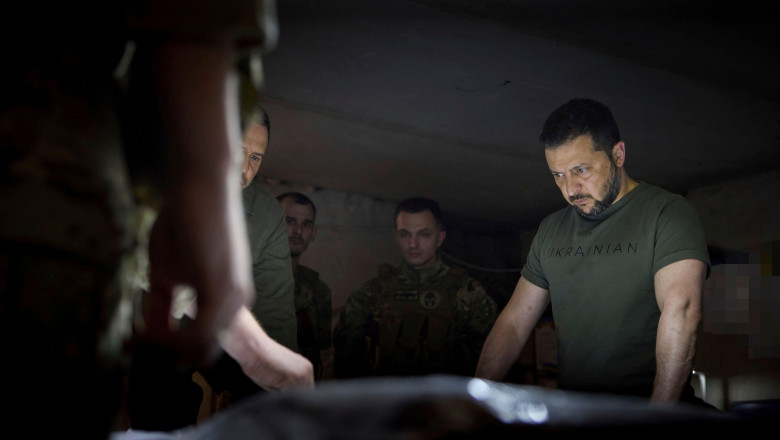 Melitopol, Ukraine. 26 June, 2023. Ukrainian President Volodymyr Zelenskyy, right, listens to a briefing during a visit with Ukraine armed forces frontline positions in the Zaporizhzhia region, June 26, 2023 in Melitopol, Zaporizhzhia Oblast, Ukraine. Cr