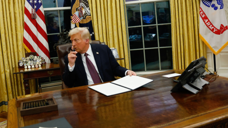 Trump și-a pus un buton special într-o cutie de lemn. pe birou.