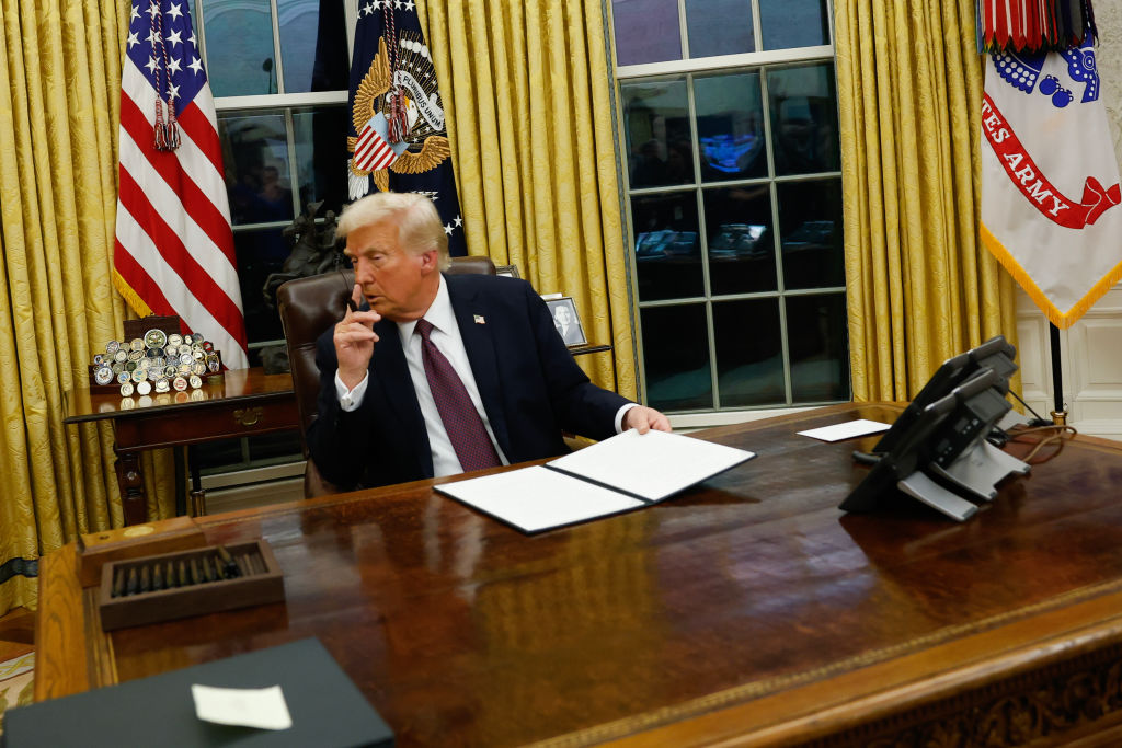 Donald Trump a reamenajat Biroul Oval în prima zi de mandat. Butonul special pe care și l-a pus pe birou, într-o cutie