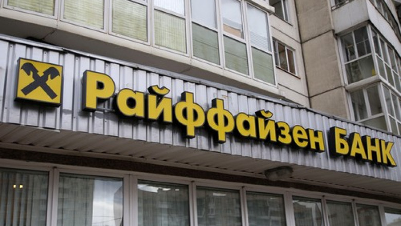 Saint Petersburg, Russia. 05th May, 2023. Raiffeisen Bank International, known as Raiffeisen logo seen on a residential building, Raiffeisen closes accounts to all Russian banks, except for its "daughter". Credit: SOPA Images Limited/Alamy Live News