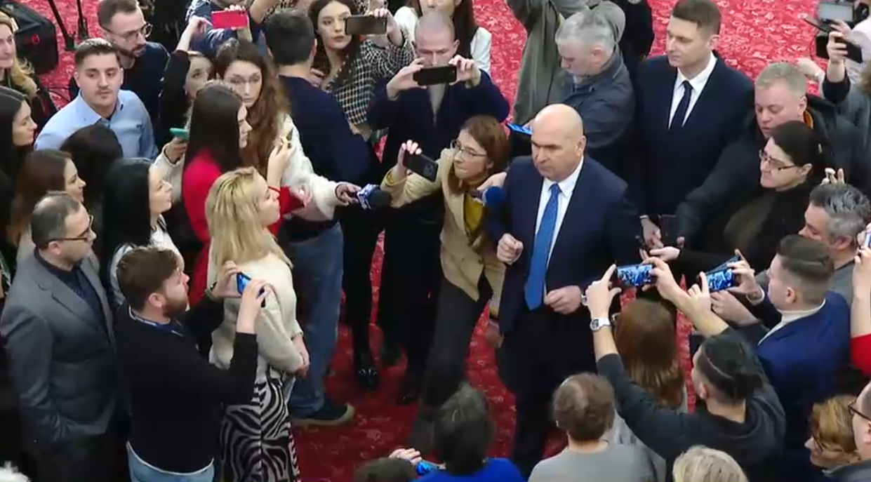 Șeful Senatului, huiduit de angajați. Bolojan: „Vor fi concursuri corecte și cei care stăpânesc meseria le vor câștiga”