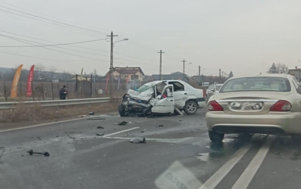 Accident grav în Prahova între un microbuz, un autoturism și un camion încărcat cu ciment. Unul dintre șoferi a murit pe loc