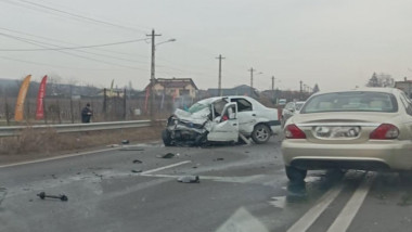 Accident grav în Prahova între un microbuz, un autoturism și un camion încărcat cu ciment.