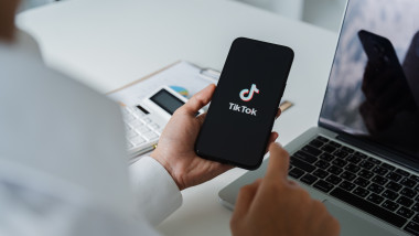 Cum au ajuns telefoanele IPhone să se vândă cu zeci de milioane de euro pe e-bay. Legatura cu TikTok