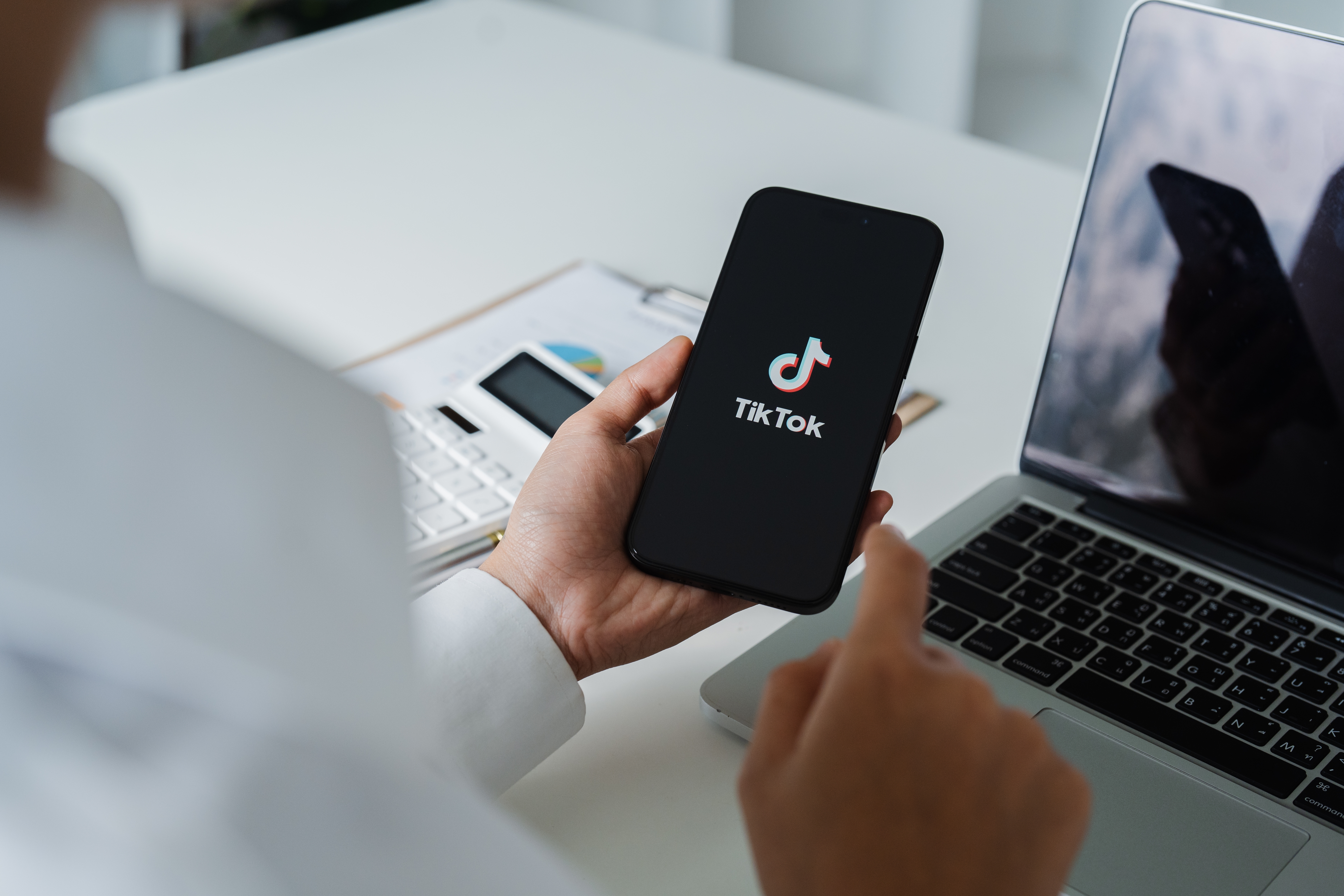 Cum au ajuns telefoanele iPhone să se vândă cu zeci de mii de euro pe e-bay. Legatura cu TikTok