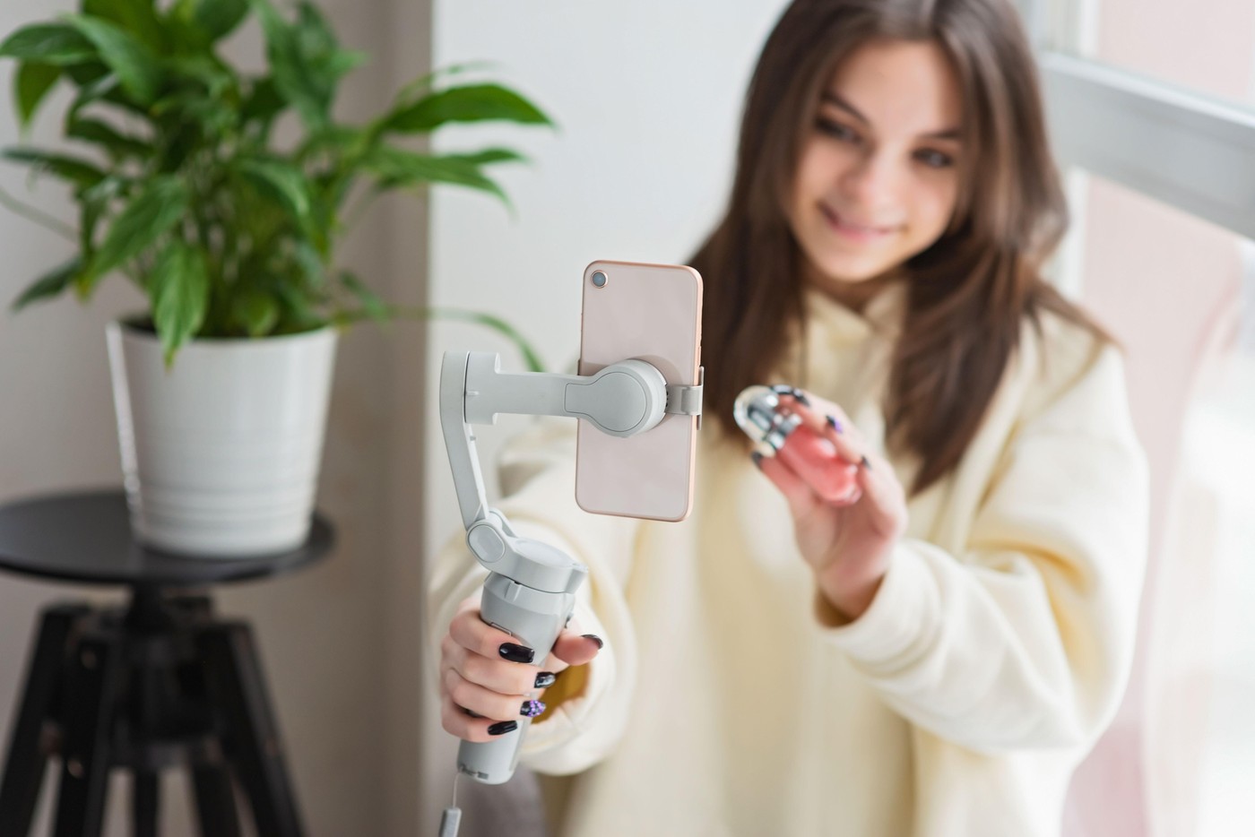 Meta îi va plăti pe influencerii TikTok care se mută pe Instagram și Facebook. Câți bani pot câștiga și care sunt condițiile