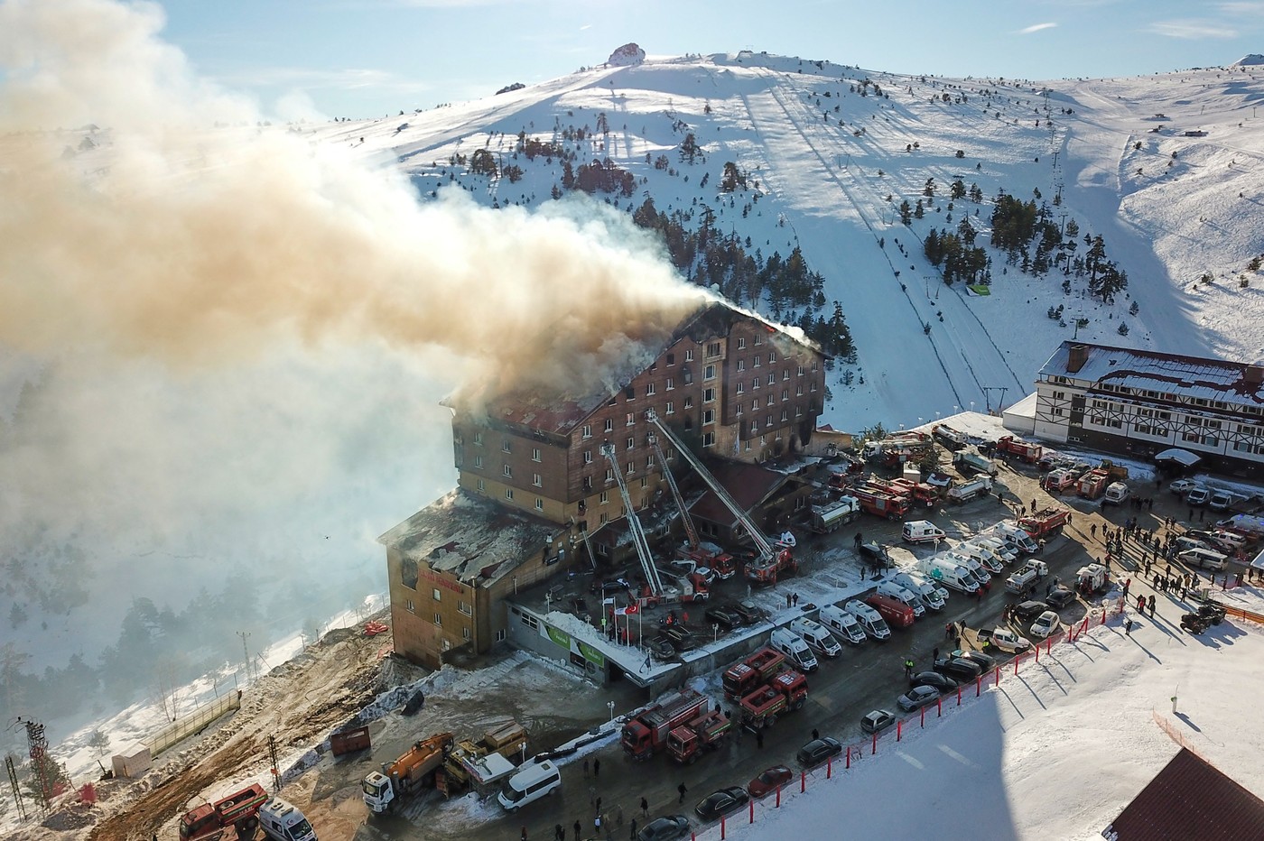 Ce a provocat incendiul dezastruos de la hotelul din Turcia, unde cel puțin 76 de oameni au murit