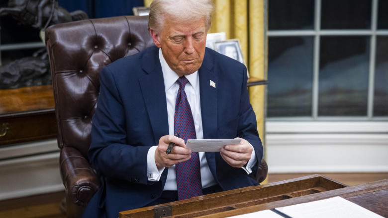 Donald Trump citește în Biroul Oval de la Casa Albă scrisoarea lăsată de fostul președinte Joe Biden