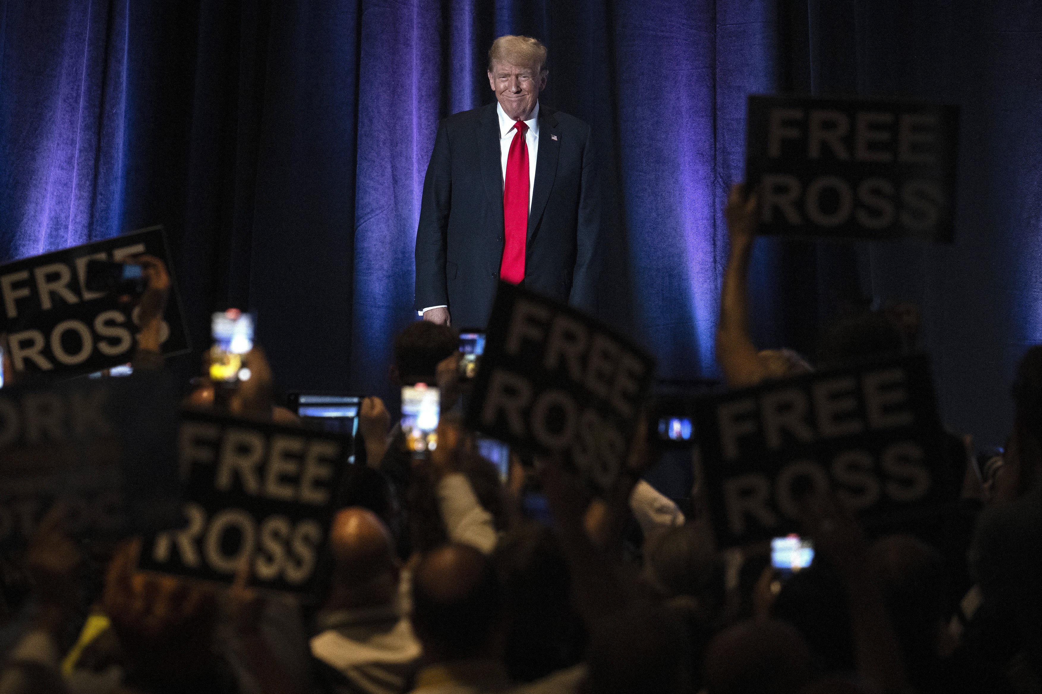 Cum a fost convins Donald Trump să-l grațieze de Ross Ulbricht, creatorul Silk Road, cea mai mare piață online de droguri
