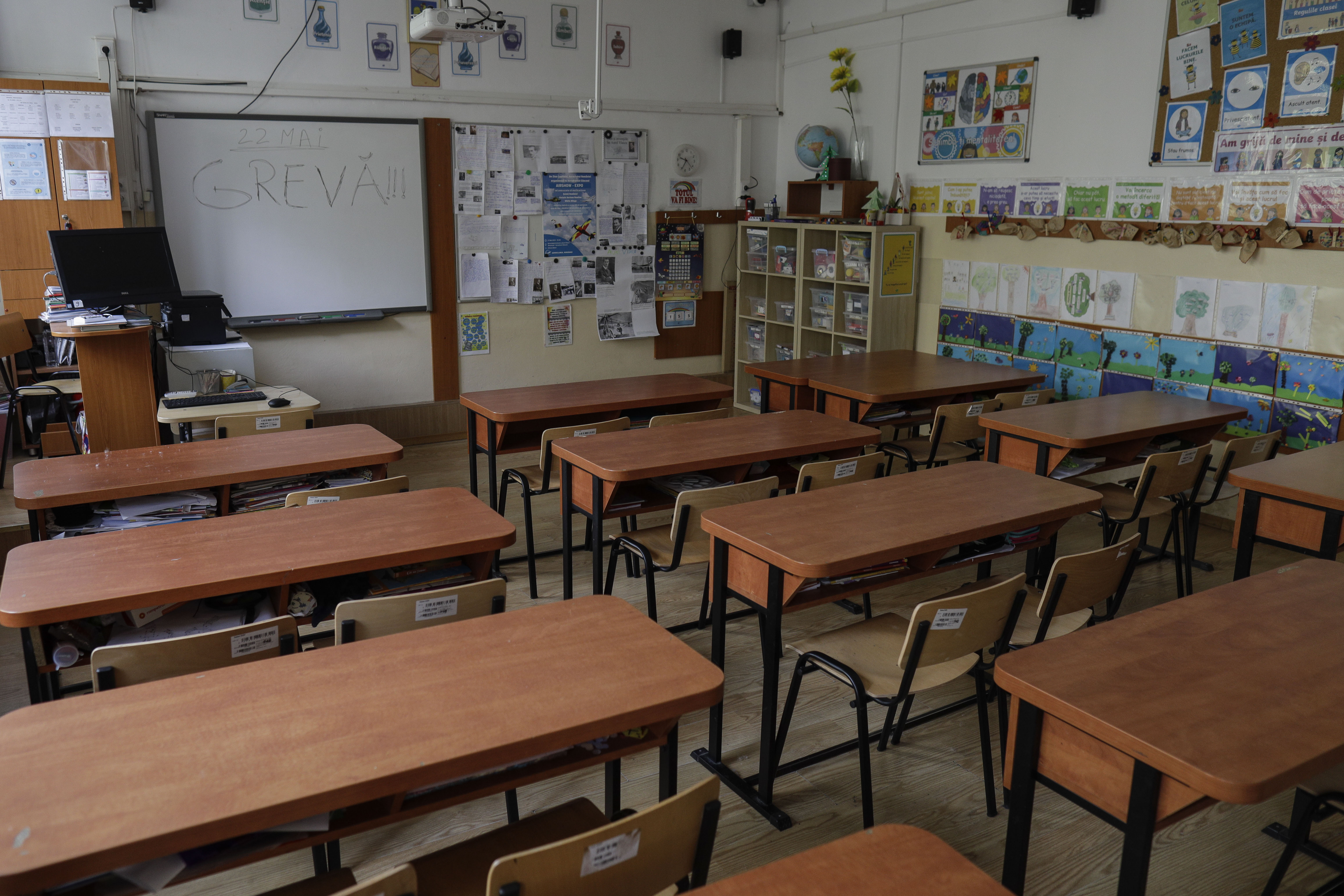Aproape jumătate dintre elevii de gimnaziu din România abandonează școala. Ei vor să se angajeze, în loc să continue liceul (studiu)