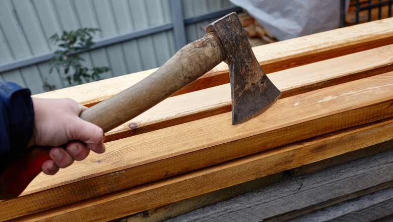 om care ține un topor in mana