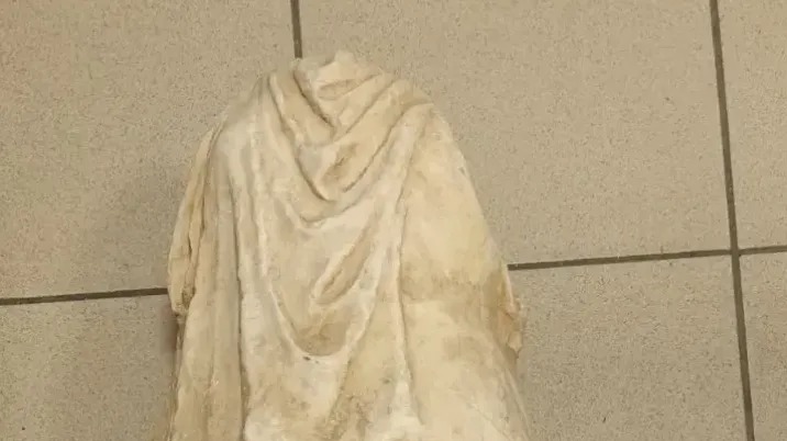 Un bărbat din Salonic a găsit o statuie veche de 2.000 de ani aruncată la gunoi