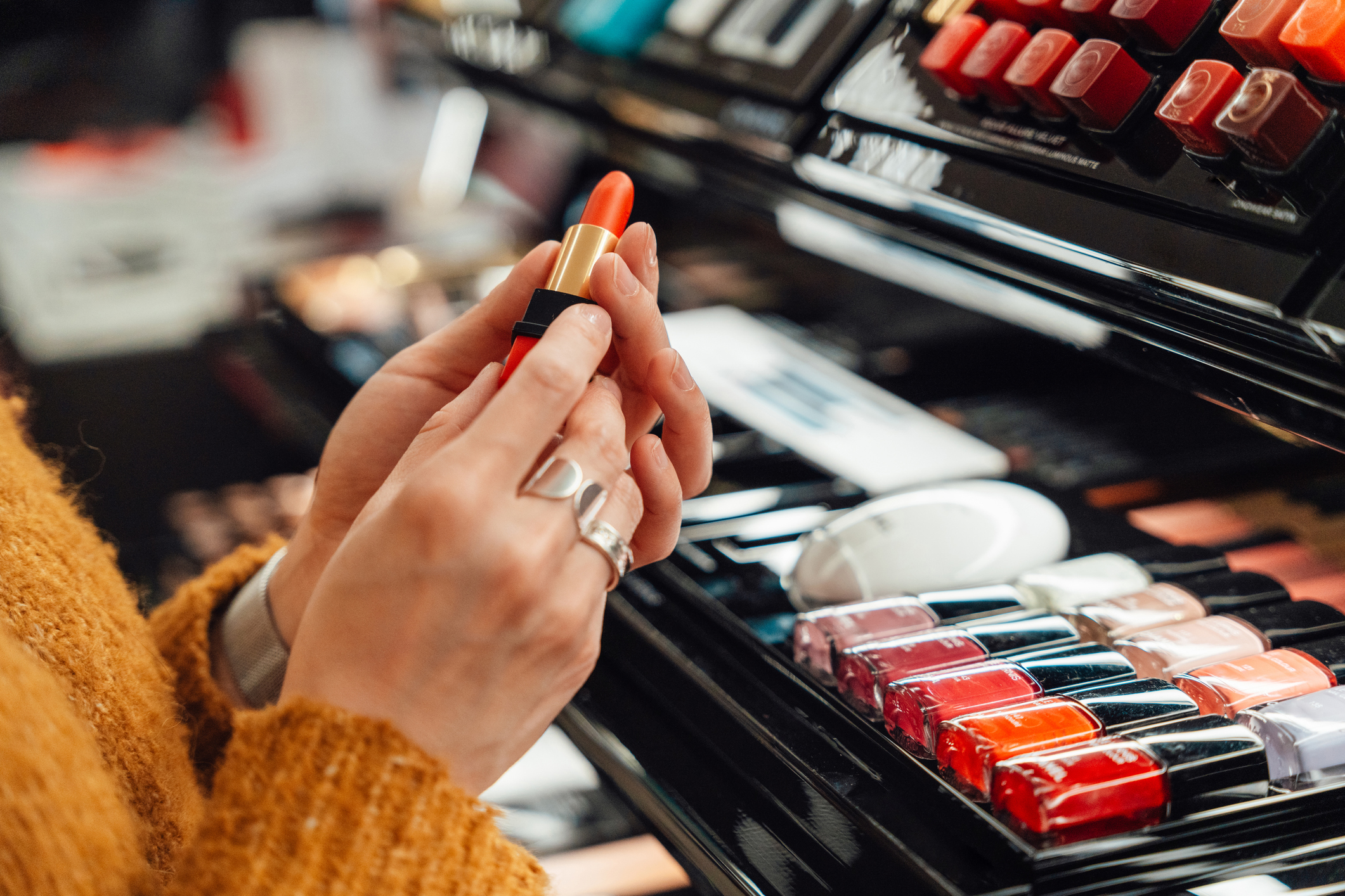 Cosmetice din bani publici. O primărie din Gorj a cumpărat rujuri, creme și farduri de mii de lei. Primar: „Asta e normalitatea”