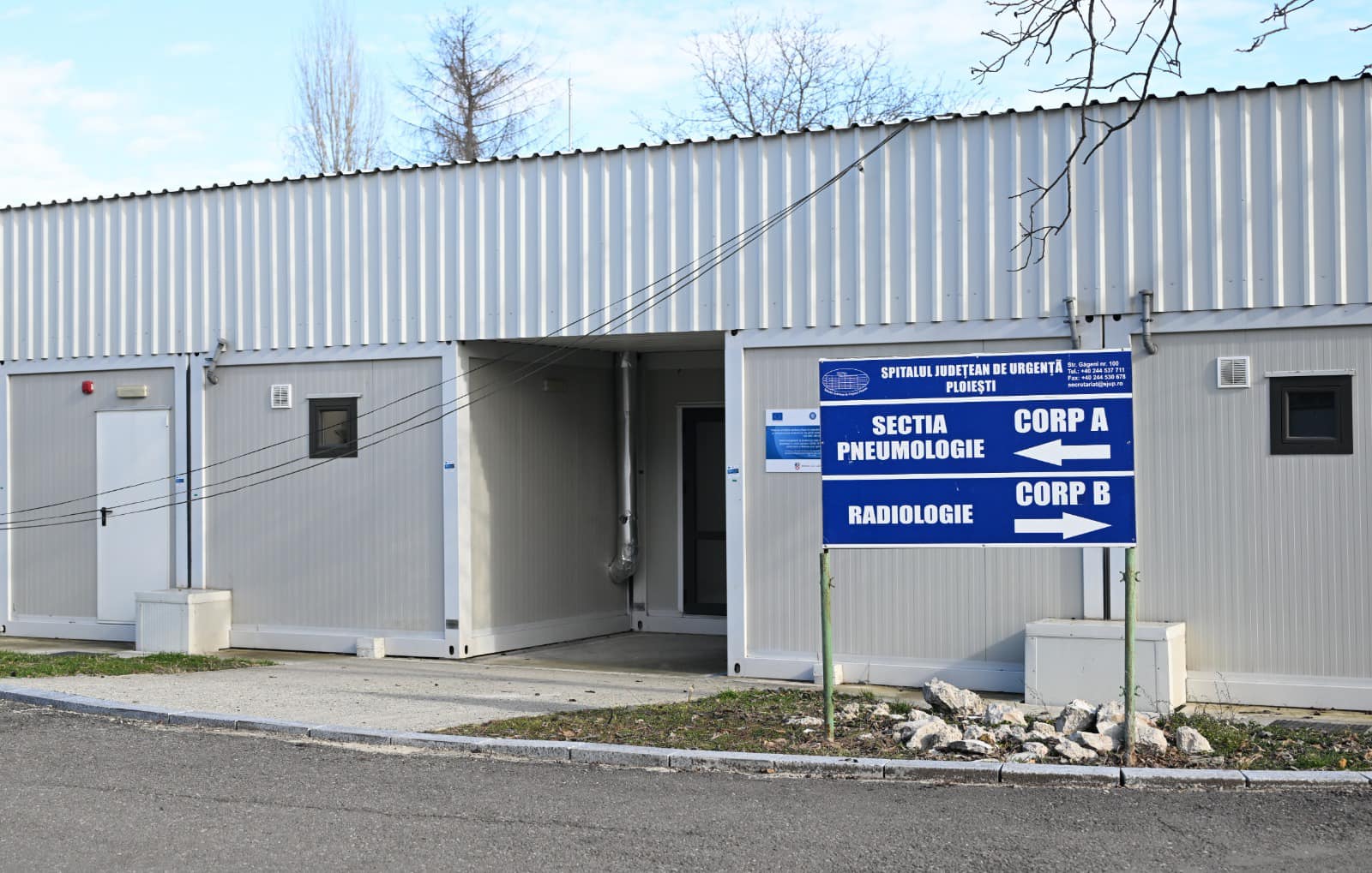 Spital modular din curtea unei secţii exterioare a Spitalului Judeţean Ploieşti, nefuncţional din pandemie. Ploaia a stricat acoperișul