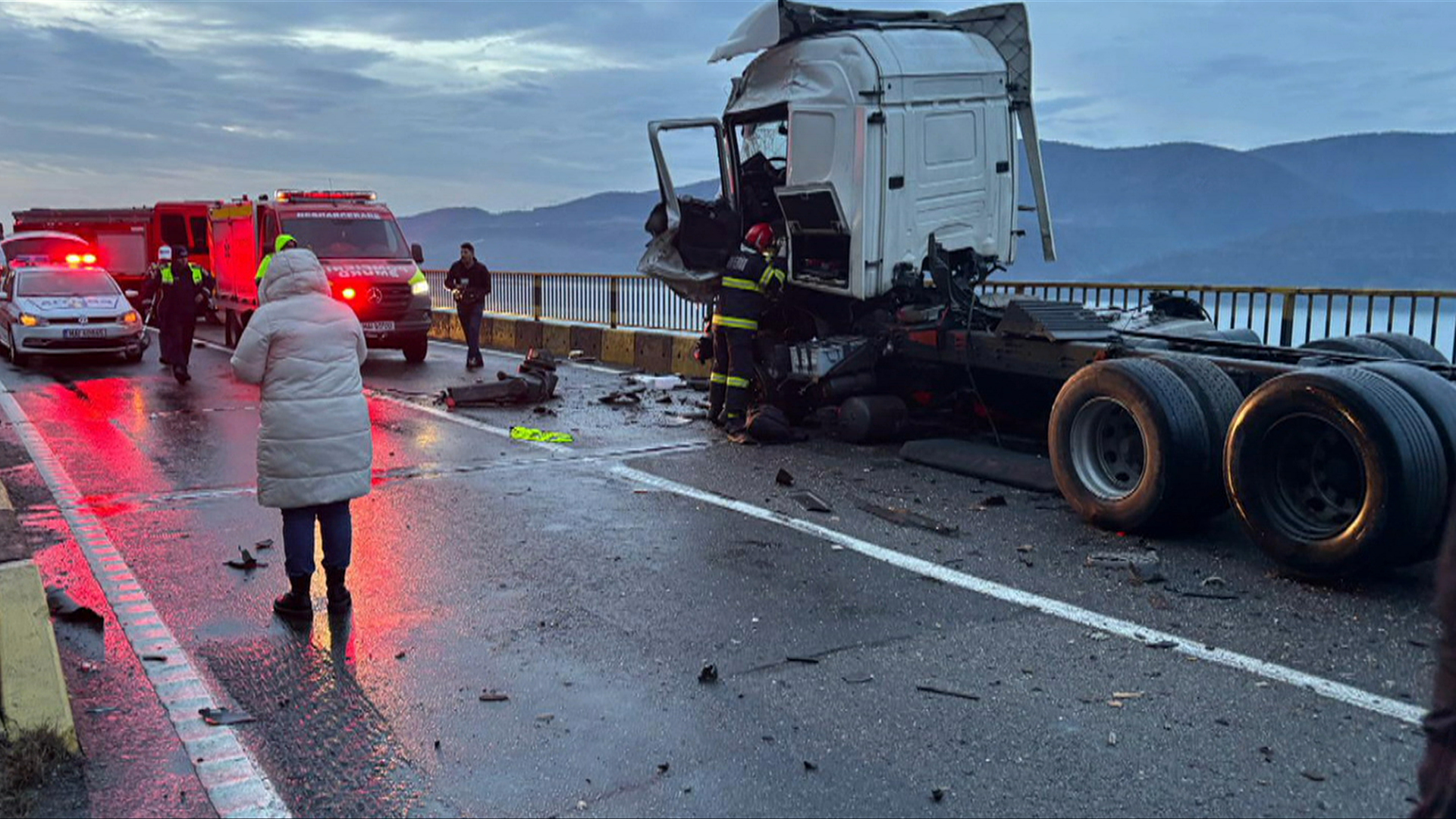 Accident grav între două TIR-uri pe DN6: un șofer a murit după impactul violent. Traficul este blocat pe Defileul Dunării