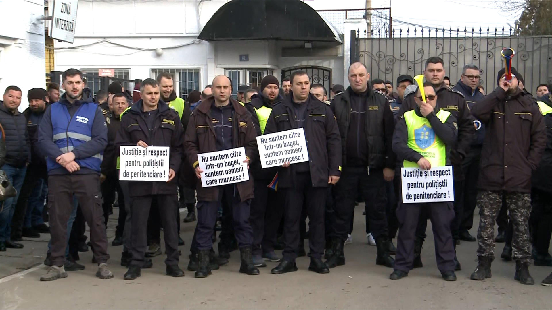 Protest la Penitenciarul Poarta Albă față de „ordonanța trenuleț”. Sute de angajați contestă noile prevederi în stradă