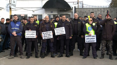 polițiști protestează la poarta albă