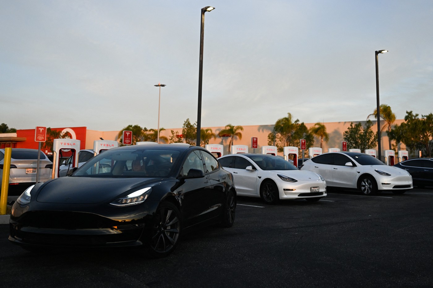 Tesla a raportat rezultate trimestriale sub previziunile analiștilor. Ce venituri a avut compania lui Elon Musk