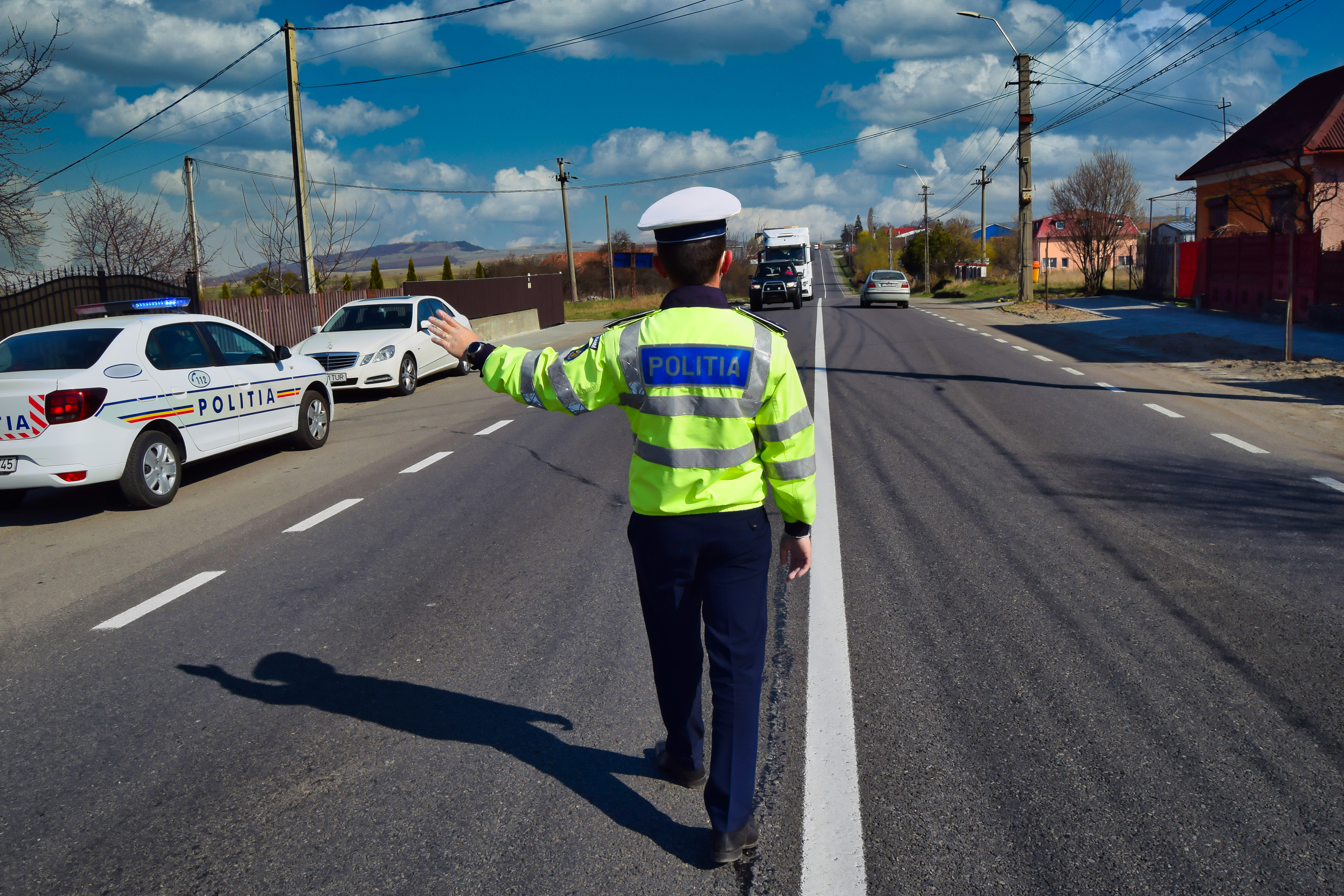 Dotări auto obligatorii în 2025. Reprezentanții Poliției Române: „Șoferii riscă amenzi în trafic dacă nu dețin aceste echipamente”