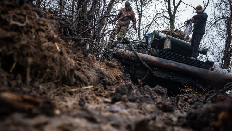 soldati ucraineni pregatesc un tanc de lupta langa prokovsk profimedia-0949516602