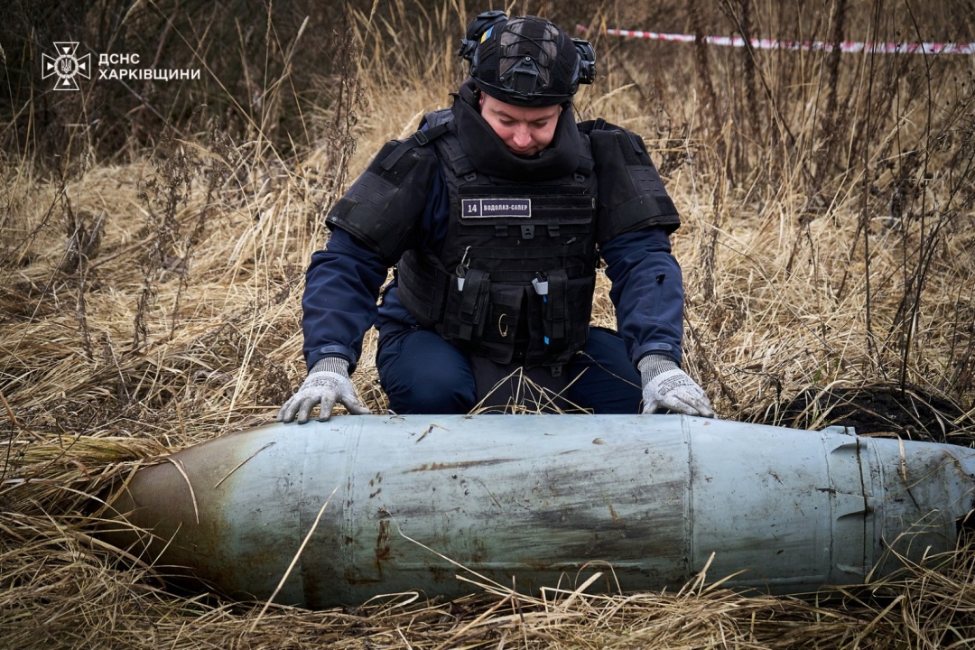 O bombă rusească FAB-500 neexplodată a fost neutralizată în Harkov. Imagini cu una dintre cele mai periculoase meserii din lume