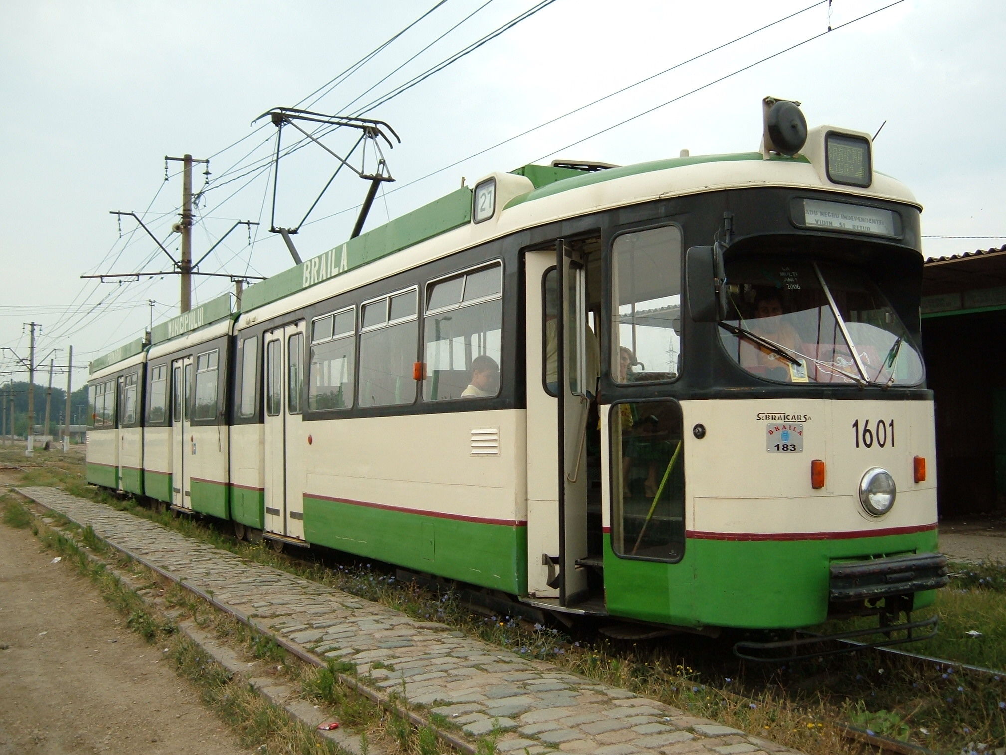 Incident periculos la Brăila: un tramvai a plecat fără vatman, care coborâse să schimbe macazul, iar ușile vehiculului s-au blocat