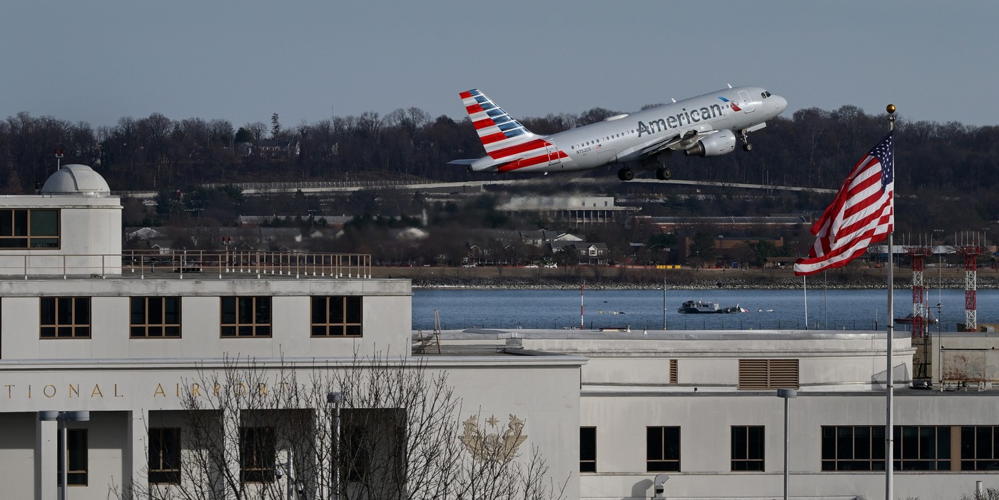 Piloţii au mai raportat incidente la limita unei coliziuni cu elicoptere în zona aeroportului Reagan din Washington
