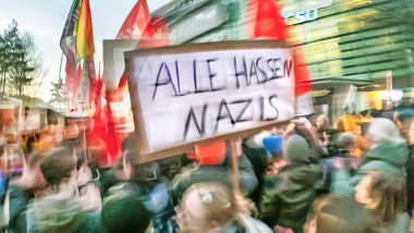 Alle hassen Nazis, Schild bei Demo Sei die Brandmauer vor der CSU-Zentrale, Brandmauer zur AfD bröckelt, München, 30. Januar 2025