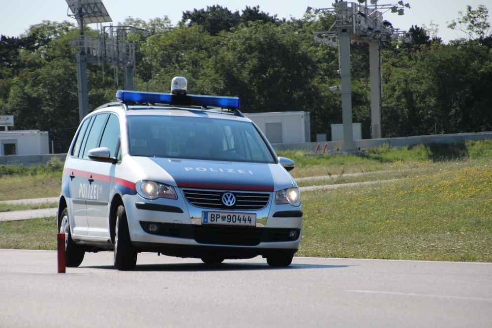 Urmărire ca în filme pe străzile din Austria, cu viteze de până la 250 km/h. Cinci răniți, dintre care doi polițiști