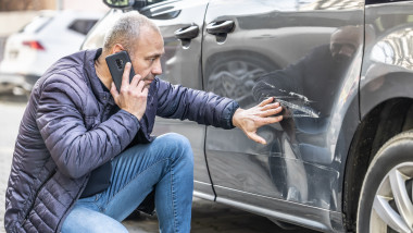 Ce faci dacă ți-ai găsit mașina lovită în parcare. Foto Shutterstock