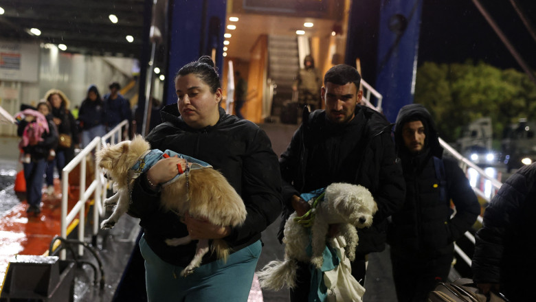 People flee Santorini as earthquake swarm worries Greek experts