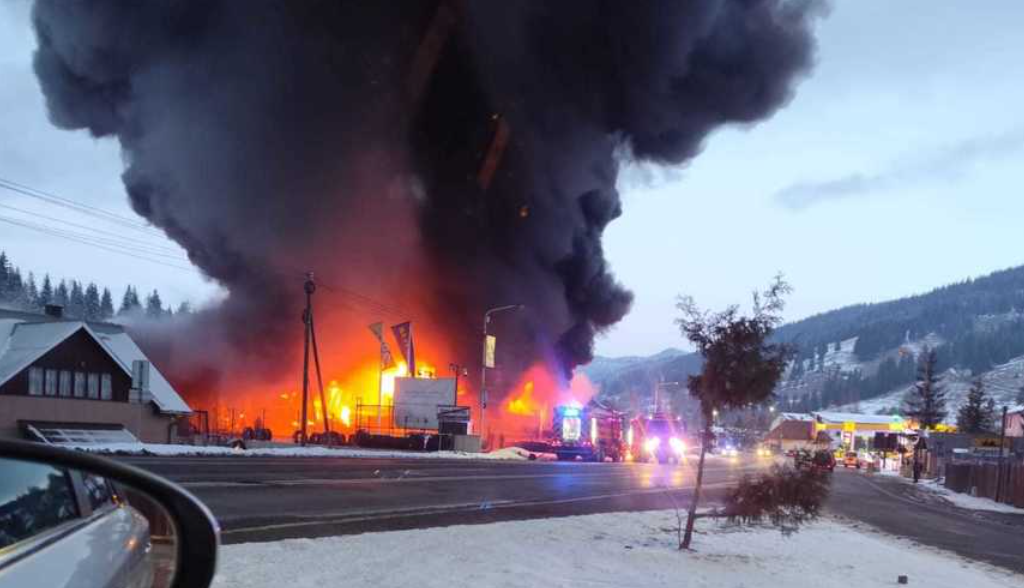 Incendiu puternic la un depozit de cauciucuri, în Suceava: A fost emis un mesaj RO-ALERT. Traficul feroviar este restricționat
