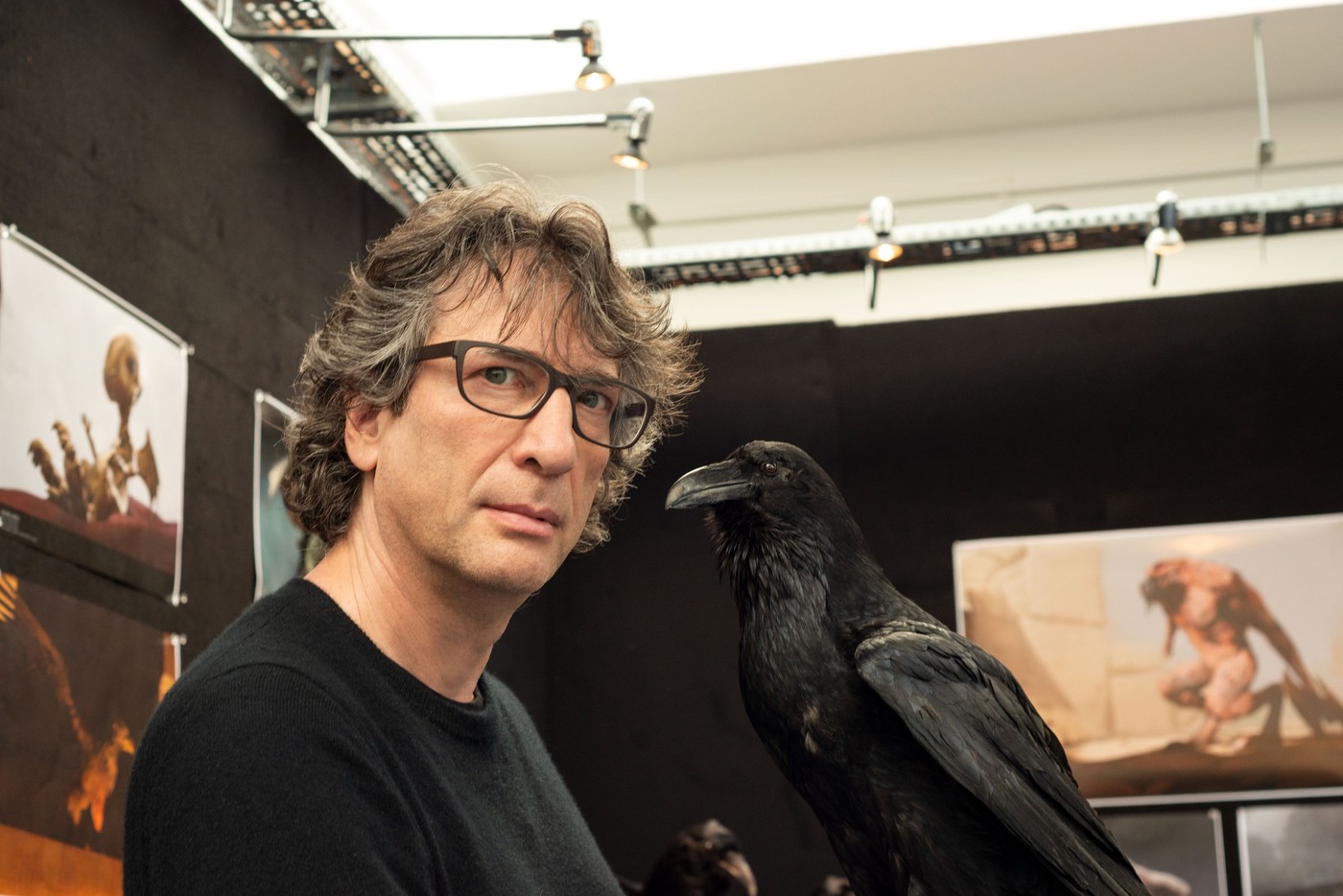Scriitorul Neil Gaiman a fost acuzat oficial de viol și agresiune sexuală. Acuzații și împotriva soției sale, făcute de bona cuplulului