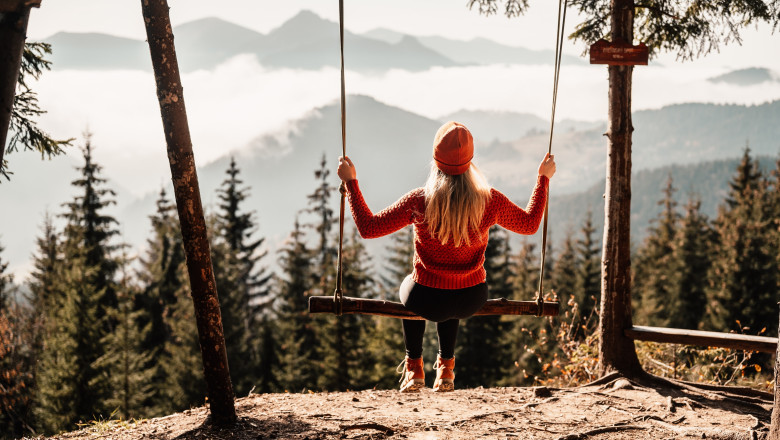 femeie care se da pe leagan