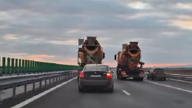 betoniere care merg in paralel pe autostrada